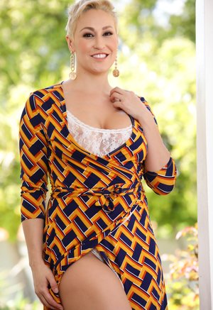 Mommys Girl offers a xxx picture gallery with Ryan Keely and Skylar Snow in lesbian porn scene